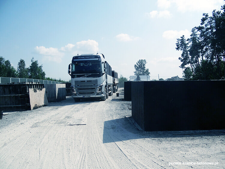 Transport szamb betonowych  w Zbąszynku